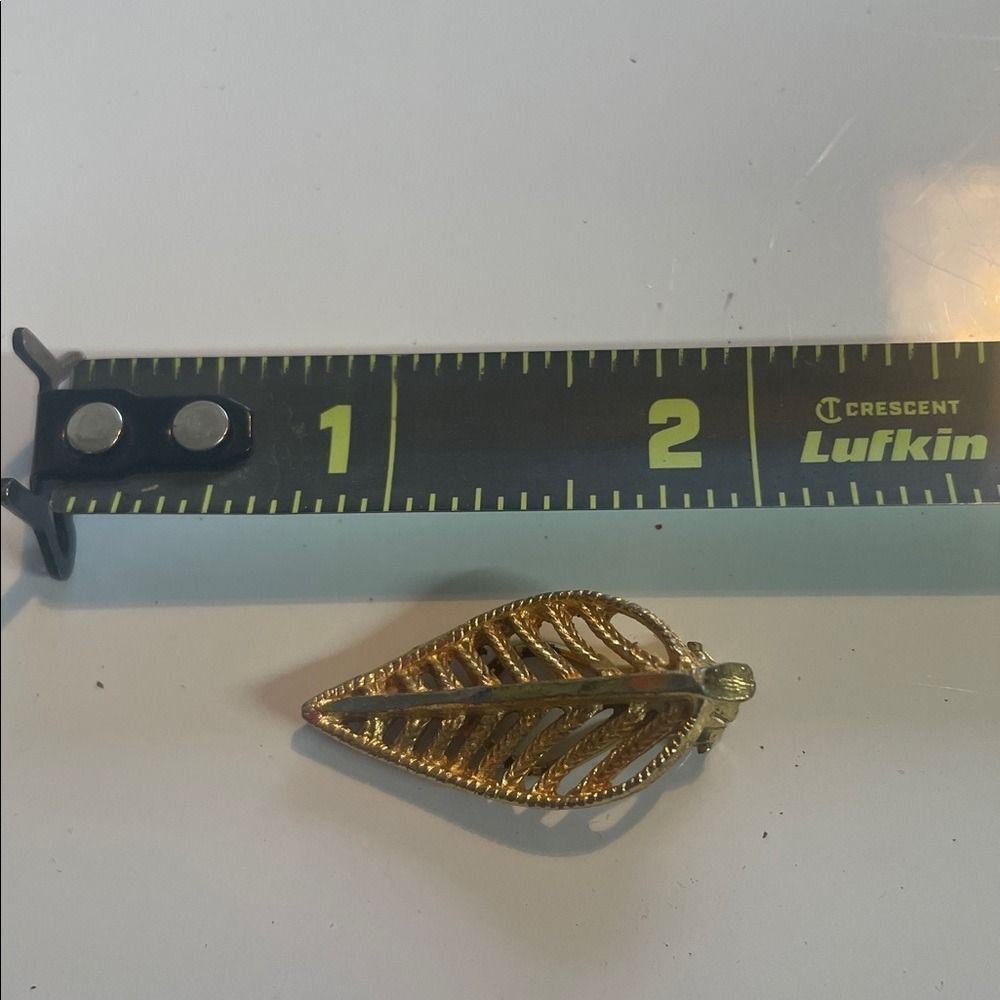 Vintage Gold Tone Openwork Leaf Brooch Pin Costume Jewelry Accessory - Picture 6 of 7